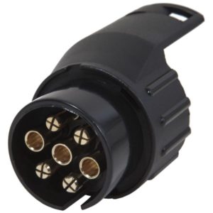 M+ 7/13 12 V adapteri – muuntaa auton 7-napaisen pistorasian 13-napaiseksi perävaunun pistokkeelle. EAN 6417196774020.