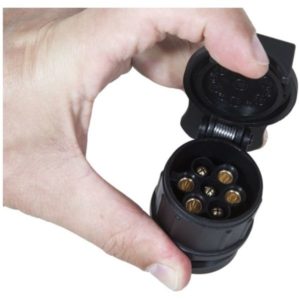 M+ 13/7 12V adapteri – muuntaa auton 13-napaisen pistokkeen 7-napaiselle perävaunulle/trailerille. Tuotenumero 57805601, EAN 6417196774013.