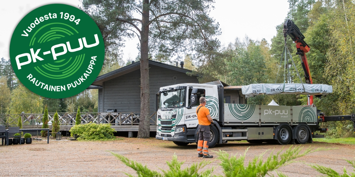 PK-Puun työntekijä toimittamassa tilausta asiakkaan pihalle