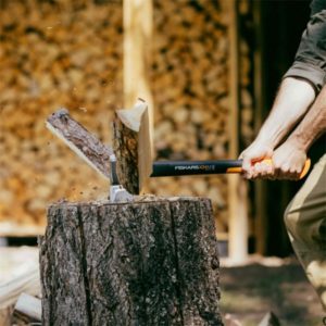 Fiskars X24 M halkaisukirves 20–30 cm pölleille, SoftGrip™-kahva ja FiberComp™-varsi