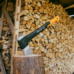 Fiskars X24 M halkaisukirves 20–30 cm pölleille, SoftGrip™-kahva ja FiberComp™-varsi