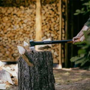 Fiskars X-series X32 L halkaisukirves, SoftGrip™-varsi ja vähäkitkainen teräpinnoite isoille pölleille