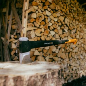 Fiskars X-series X32 L halkaisukirves, SoftGrip™-varsi ja vähäkitkainen teräpinnoite isoille pölleille