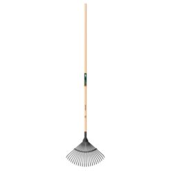 Fiskars Solid -lehtiharava – luotettava ja tehokas apuväline pihan siistimiseen. Leveä lapa, taipuisat piikit ja FSC®-sertifioitu puuvarsi.