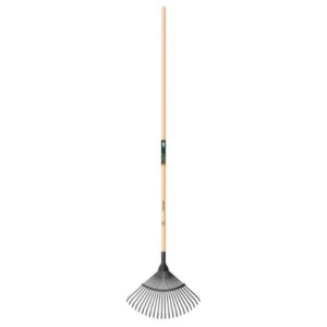 Fiskars Solid -lehtiharava – luotettava ja tehokas apuväline pihan siistimiseen. Leveä lapa, taipuisat piikit ja FSC®-sertifioitu puuvarsi.