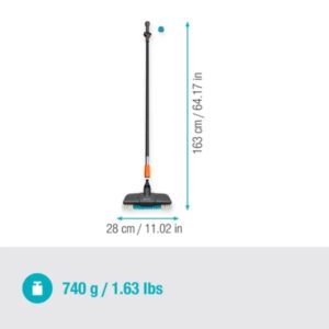 Gardena Cleansystem terassinpesuharja: karkea harja, 150 cm varsi, säädettävä veden virtaus ja pesuainetabletit. Tehokas ja ergonominen terassin puhdistus.
