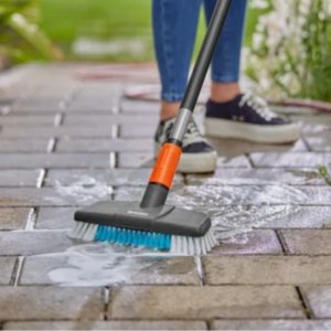 Gardena Cleansystem terassinpesuharja: karkea harja, 150 cm varsi, säädettävä veden virtaus ja pesuainetabletit. Tehokas ja ergonominen terassin puhdistus.