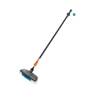 Gardena Cleansystem terassinpesuharja: karkea harja, 150 cm varsi, säädettävä veden virtaus ja pesuainetabletit. Tehokas ja ergonominen terassin puhdistus.