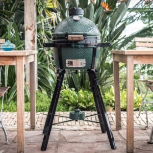 Big Green Egg MiniMax on kompakti, mutta suorituskykyinen keraaminen hiiligrilli, joka tarjoaa täydellisen makuelämyksen niin kotipihalla, mökillä kuin retkilläkin. Kevyt ja helposti siirrettävä MiniMax on ihanteellinen pöytämalli ja kulkee kätevästi mukana.