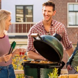 Big Green Egg MiniMax on kompakti, mutta suorituskykyinen keraaminen hiiligrilli, joka tarjoaa täydellisen makuelämyksen niin kotipihalla, mökillä kuin retkilläkin. Kevyt ja helposti siirrettävä MiniMax on ihanteellinen pöytämalli ja kulkee kätevästi mukana.