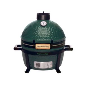 Big Green Egg MiniMax on kompakti, mutta suorituskykyinen keraaminen hiiligrilli, joka tarjoaa täydellisen makuelämyksen niin kotipihalla, mökillä kuin retkilläkin. Kevyt ja helposti siirrettävä MiniMax on ihanteellinen pöytämalli ja kulkee kätevästi mukana.