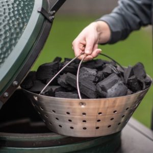 Big Green Egg Large -hiilikori on ruostumattomasta teräksestä valmistettu, kestävä ja käytännöllinen lisävaruste, joka helpottaa hiilien käsittelyä ja parantaa grillin ilmankiertoa.