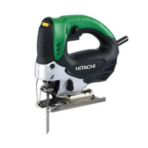Hitachi CJ90VST on kompakti ja kevyt 705 W pistosaha, jossa on sankakahva, terän pikakiinnitys ja viisiportainen nopeudensäätö. Erinomainen hallittavuus ja helppo teränvaihto tekevät siitä monipuolisen työkalun puun, teräksen ja alumiinin sahaamiseen.
