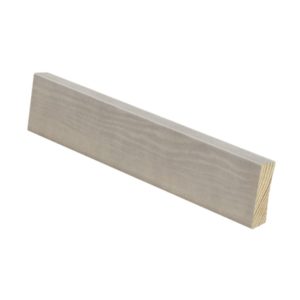 Jalkalista 12x42x3600 harmaa, maalattu M1-luokiteltu, harmaa sileä jalkalista viimeistelee lattian ja seinän rajapinnan modernisti. Mäntyinen lista sopii kuiviin sisätiloihin ja on helppo asentaa naulaamalla, liimaamalla tai proppaamalla.
