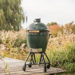 Big Green Egg Large -jalusta siirtokahvalla on tukeva ja käytännöllinen ratkaisu grillin turvalliseen siirtämiseen ja käyttöön. Integroitu kahva ja lukittavat pyörät tekevät grillin liikuttelusta vaivatonta.
