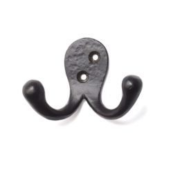 Taottu kaksoiskoukku – rustiikkinen takorautakoukku, ulkonema 40 mm, sisältää ruuvit. ART.NR 18627, EAN 7317900186271.