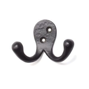 Taottu kaksoiskoukku – rustiikkinen takorautakoukku, ulkonema 40 mm, sisältää ruuvit. ART.NR 18627, EAN 7317900186271.