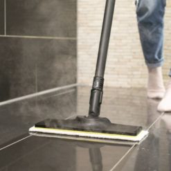 Kärcher SC 2 EasyFix -höyrypesuri käytössä lattian puhdistuksessa.