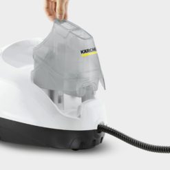 Irrotettavan vesisäiliön täyttäminen SC 4 EasyFix -höyrypesuriin.