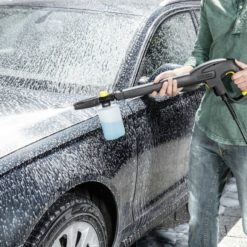 Tehokas vaahdotin auton, puutarhakalusteiden ja muiden pintojen vaivattomaan puhdistukseen. Helppo kiinnittää painepesuriin.