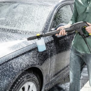 Tehokas vaahdotin auton, puutarhakalusteiden ja muiden pintojen vaivattomaan puhdistukseen. Helppo kiinnittää painepesuriin.