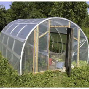 UV-suojattu läpinäkyvä kasvihuonemuovi (PE) 0,15 mm – sopii kotikasvihuoneen rakentamiseen. Harrastajapakkaus 30 m² (5,0 x 6,0 m).