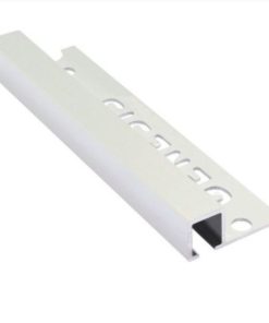 Laattalista neliö 10 mm, pituus 250 cm – kiiltävä hopea anodisoidulla pinnalla. Siisti ja kestävä viimeistely laatoituksen reunoihin ja kulmiin.