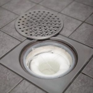 SINI Lattiakaivosuodatin (3 kpl) estää hiuksia ja roskia kulkeutumasta lattiakaivoon ja ehkäisee tukoksia. Helppo asentaa ja sopii yleisimpiin pyöreisiin lattiakaivoihin. Avainlippu-tuote.