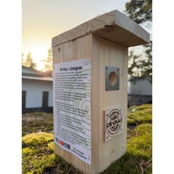 PK-Puu Lintukoto 32 mm lentoaukolla – kotimainen, käsityönä tehty linnunpönttö, joka tarjoaa turvallisen kodin pihan pikkulinnuille.