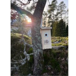 PK-Puu Lintukoto 32 mm lentoaukolla – kotimainen, käsityönä tehty linnunpönttö, joka tarjoaa turvallisen kodin pihan pikkulinnuille.