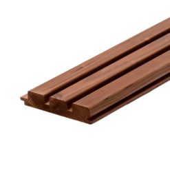 Luna Triple 32x140 lämpökäsitelty kuusipaneeli julkisivuihin ja sisätiloihin, rimaefektillä ja korkealla laadulla.