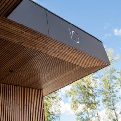 Luna Triple 32x140 lämpökäsitelty kuusipaneeli julkisivuihin ja sisätiloihin, rimaefektillä ja korkealla laadulla.