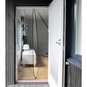 Helposti asennettava magneettioviverho vakio-oviin. Sulkeutuu automaattisesti ja auttaa pitämään hyönteiset ulkona