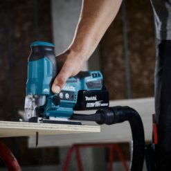 Makita DJV185Z on hiiliharjaton 18V pistosaha, joka tarjoaa tarkan ja tehokkaan sahauksen. 800–3 000 min⁻¹ iskuluku, 23 mm iskun pituus ja 3-asentoinen heiluritoiminto takaavat erinomaisen suorituskyvyn eri materiaaleissa.