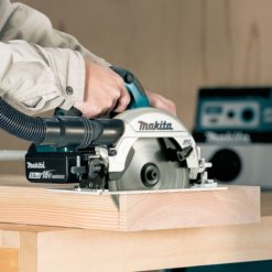 Makita Akkupyörösaha DHS660Z sahaamassa