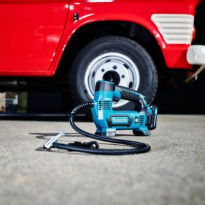 Makita MP100DZ käytössä – helppoa ja tarkkaa renkaiden täyttöä automaattisella pysäytyksellä.