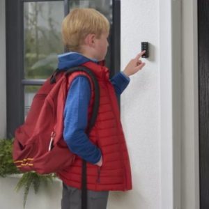 Yale Smart Keypad on helppokäyttöinen näppäimistö Yale Linus® -älylukolle. Voit avata oven PIN-koodilla ilman avaimia tai puhelinta – turvallinen ja kätevä ratkaisu arkeen ja vieraille.