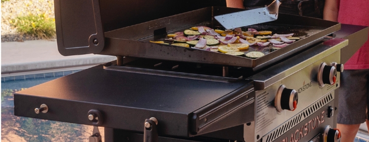 Kasviksia grillattavana Blackstone-tasagrillillä ulkona – grillausvinkit ja -välineet PK-Puulta