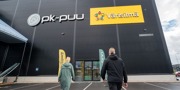 PK-Puu ja Värisilmä Naantali myymälän julkisivu ja sisäänkäynti