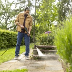 Kärcher K2 Universal Edition on kevyt, kompakti ja helppokäyttöinen painepesuri kodin ja pihan satunnaisiin puhdistustöihin. Quick Connect -liitäntä ja tehokas pistesuihku tekevät käytöstä vaivatonta ja tehokasta