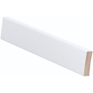 Maalattu mäntyinen peitelista 12 x 42 x 2200 mm, sävy puhdas valkoinen (NCS S0500‑N). M1‑luokiteltu ja sopiva sisätilojen viimeistelyyn. EAN 6438202015708.