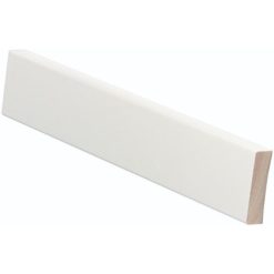 Maalattu mäntyinen peitelista 12 x 42 x 3000 mm, valkoinen. M1-luokiteltu lista ovien ja ikkunoiden siistiin viimeistelyyn kuivissa sisätiloissa. EAN 6420611099868.
