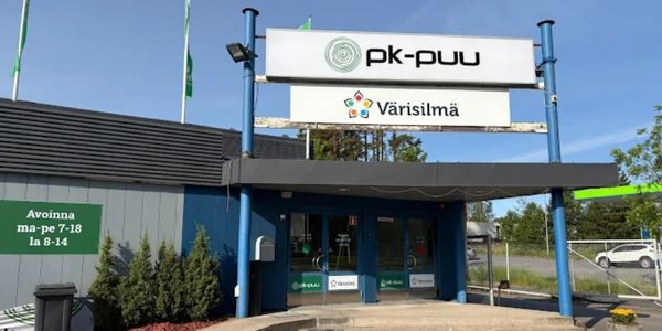 PK-Puu ja Värisilmä Uusikaupunki myymälän julkisivu ja sisäänkäynti