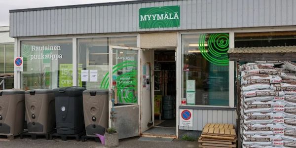 PK-Puu Taivassalo myymälän sisäänkäynti ja pihatuotevalikoima
