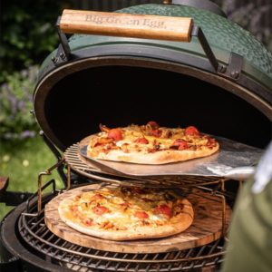 Big Green Egg -alumiinipizzalapio on täydellinen apuväline pizzan siirtämiseen grilliin ja sieltä pois. Kevyt ja kestävä alumiinilapio tekee pizzan käsittelystä helppoa ja turvallista.