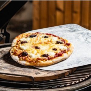 Big Green Egg -alumiinipizzalapio on täydellinen apuväline pizzan siirtämiseen grilliin ja sieltä pois. Kevyt ja kestävä alumiinilapio tekee pizzan käsittelystä helppoa ja turvallista.