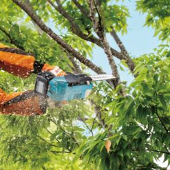 Tehokas Makita DUC258Z 18V LXT yläkahvainen akkuketjusaha 25 cm laipalla. Hiiliharjaton moottori, 24 m/s ketjunopeus, runko.