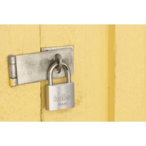 Riippulukko 503-40 – massiivialumiinirunko, karkaistu Ø 6 mm kaksoistelkeävä sanka, sis. 2 avainta. EAN 7317900173233.