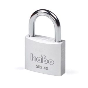 Riippulukko 503-40 – massiivialumiinirunko, karkaistu Ø 6 mm kaksoistelkeävä sanka, sis. 2 avainta. EAN 7317900173233.