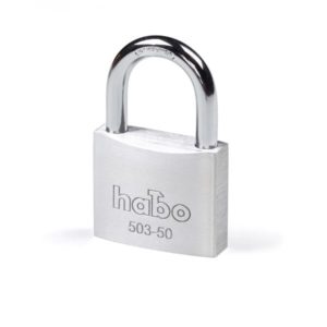 Riippulukko 503-50 – massiivialumiinirunko, karkaistu Ø 8 mm kaksoistelkeävä sanka, sis. 2 avainta. EAN 7317900173271.